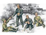 ICM Soviet Tank Crew (1943-1945) (4 figures - 2 officers, 2 tankmen) (Special Order)